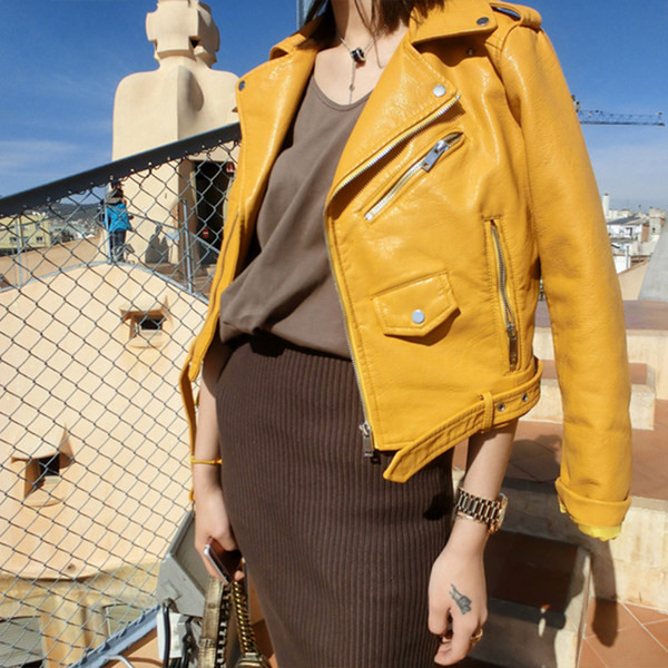 Színes női kabát övvel és cipzárral