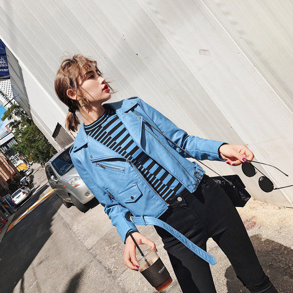 Színes női kabát övvel és cipzárral