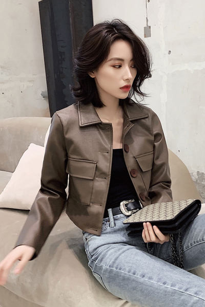 Új modell bőrkabát gombokkal és zsebekkel