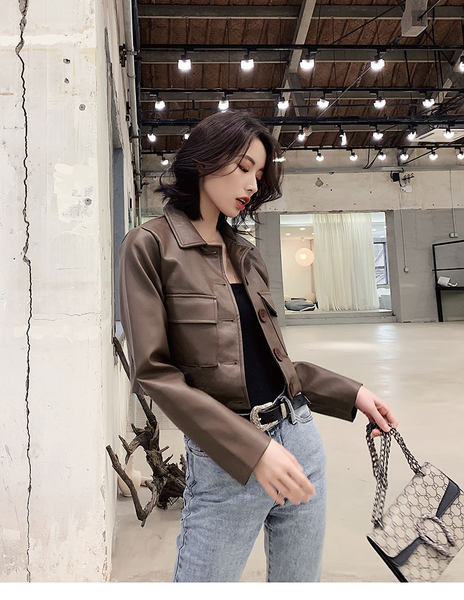 Új modell bőrkabát gombokkal és zsebekkel