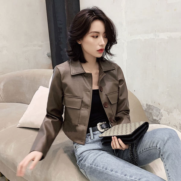 Új modell bőrkabát gombokkal és zsebekkel