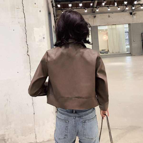 Új modell bőrkabát gombokkal és zsebekkel