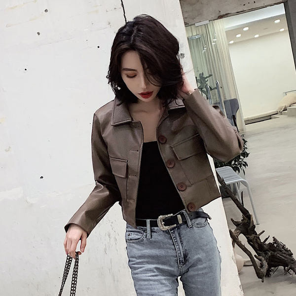 Új modell bőrkabát gombokkal és zsebekkel