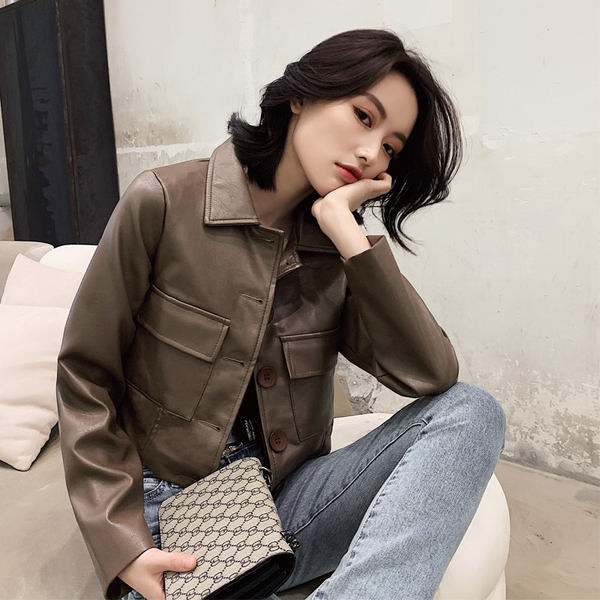 Új modell bőrkabát gombokkal és zsebekkel