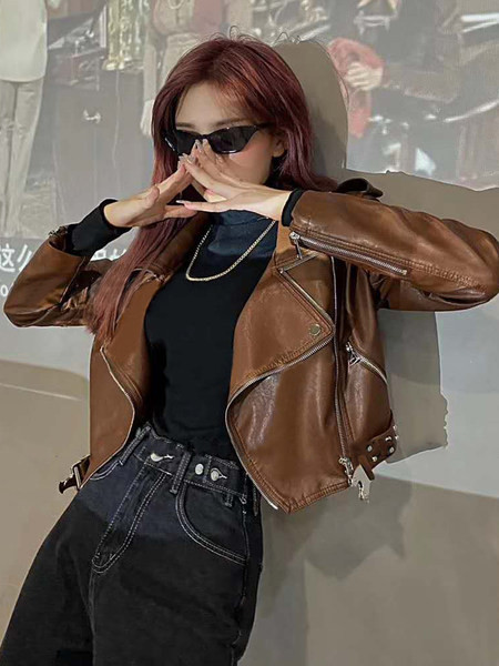 Női műbőr kabát új modellje fém kockákkal