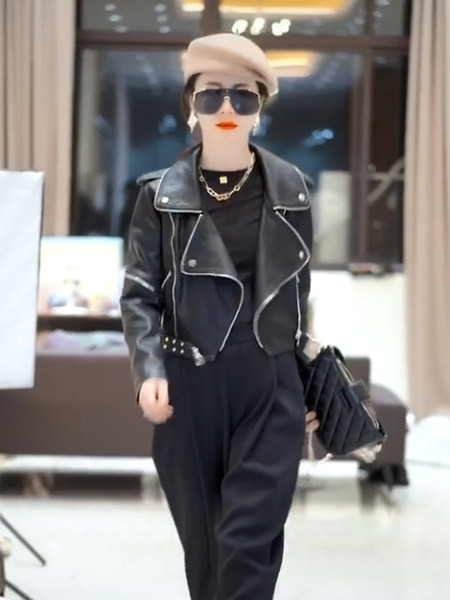 Női műbőr kabát új modellje fém kockákkal