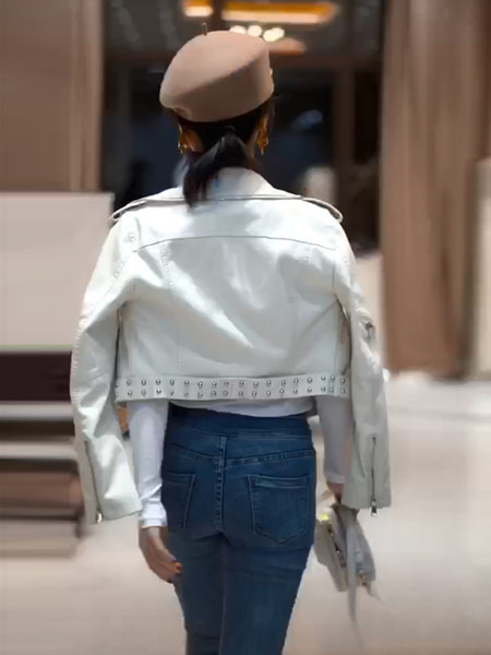 Női műbőr kabát új modellje fém kockákkal