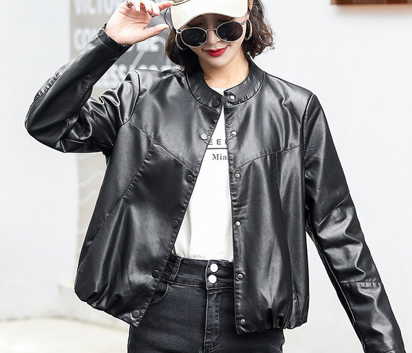 Ingyenes modell női kabát fekete színben gombokkal