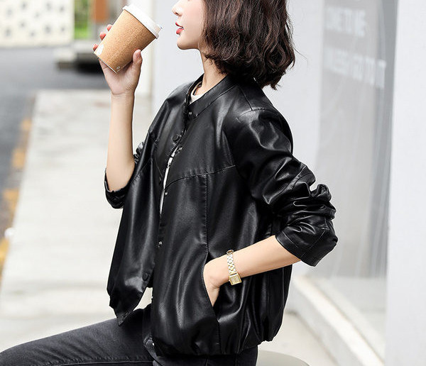 Ingyenes modell női kabát fekete színben gombokkal