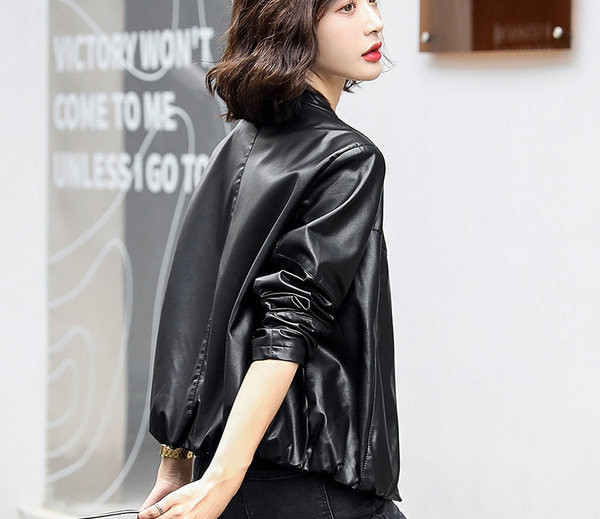 Ingyenes modell női kabát fekete színben gombokkal