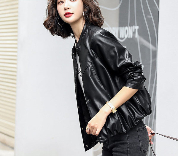 Ingyenes modell női kabát fekete színben gombokkal