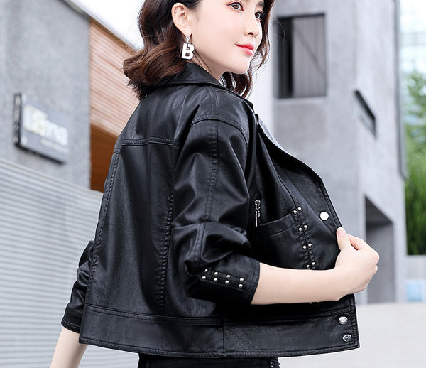 Geaca de dama moderna din piele artificiala cu nituri