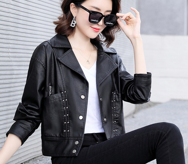 Geaca de dama moderna din piele artificiala cu nituri