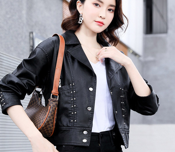 Geaca de dama moderna din piele artificiala cu nituri
