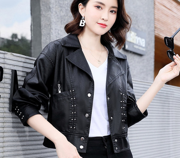 Geaca de dama moderna din piele artificiala cu nituri