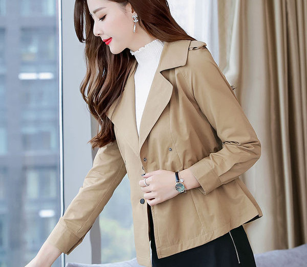 Női kabát elasztikus derékkal és gombokkal