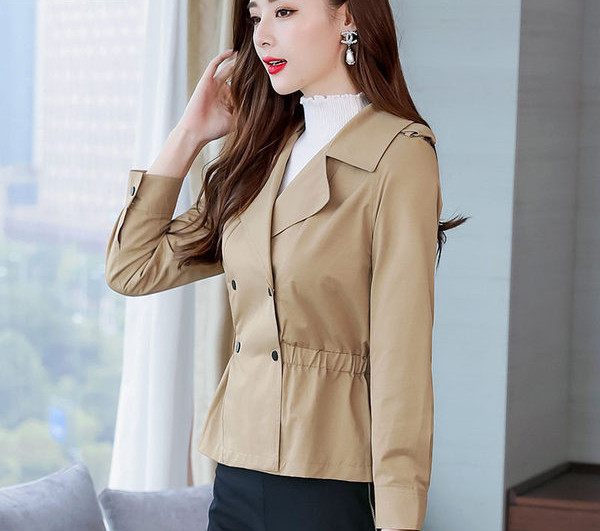 Női kabát elasztikus derékkal és gombokkal