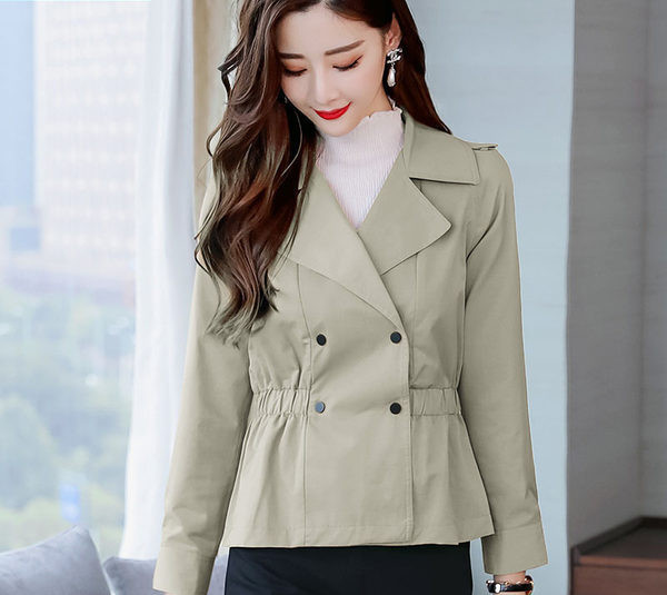 Női kabát elasztikus derékkal és gombokkal