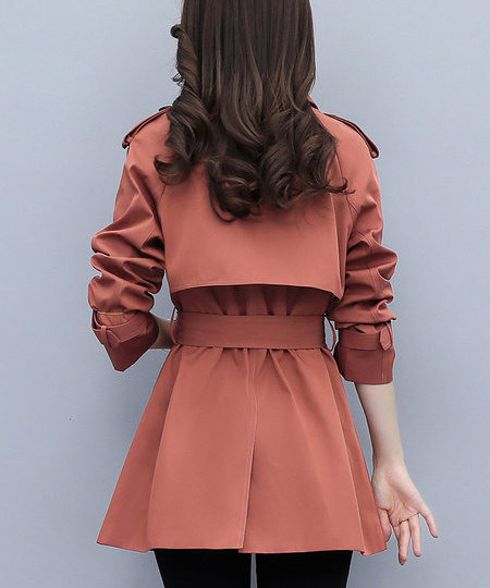 Női esőkabát kétsoros csattal és övvel