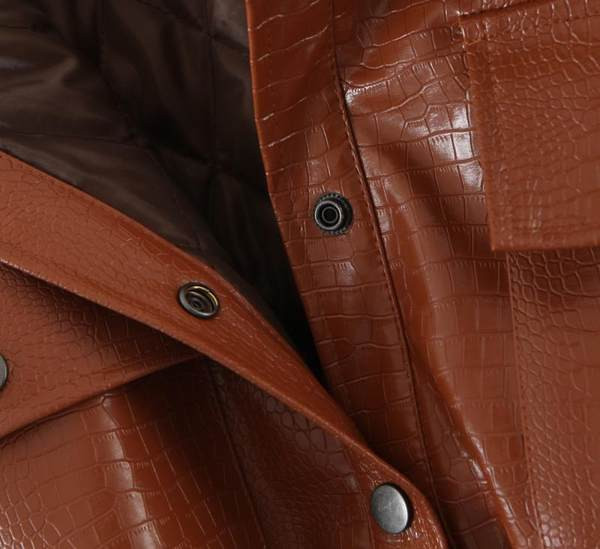 Női bőrdzseki gumival és zsebekkel