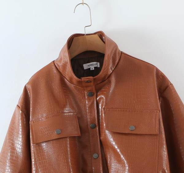 Női bőrdzseki gumival és zsebekkel