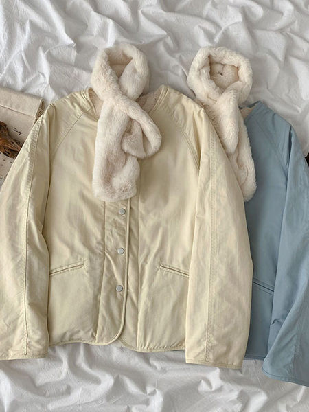 Női kabát tológallérral és gombokkal