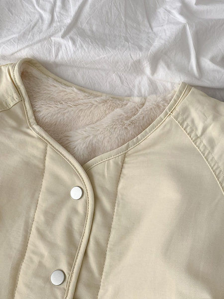 Női kabát tológallérral és gombokkal