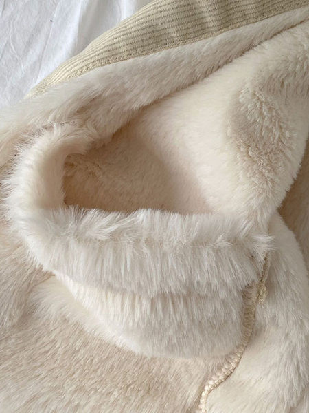 Női kabát tológallérral és gombokkal