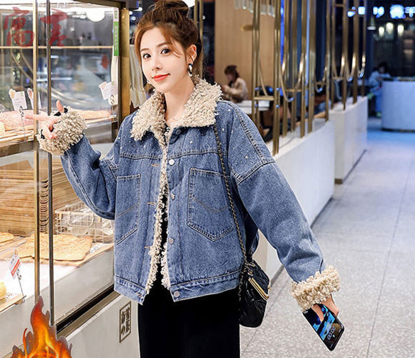 Női farmerdzseki meleg béléssel és kövekkel