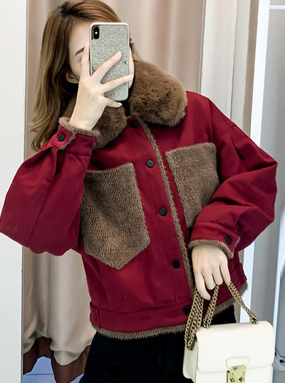 Női kabát meleg béléssel és pehelygallérral