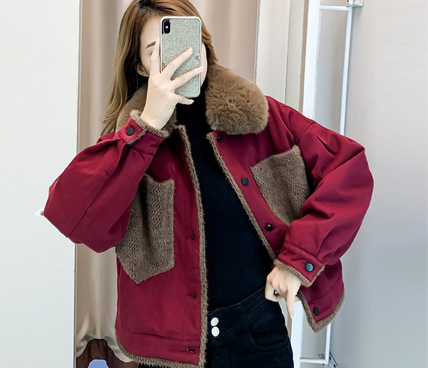 Női kabát meleg béléssel és pehelygallérral