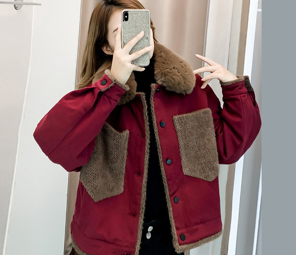 Női kabát meleg béléssel és pehelygallérral