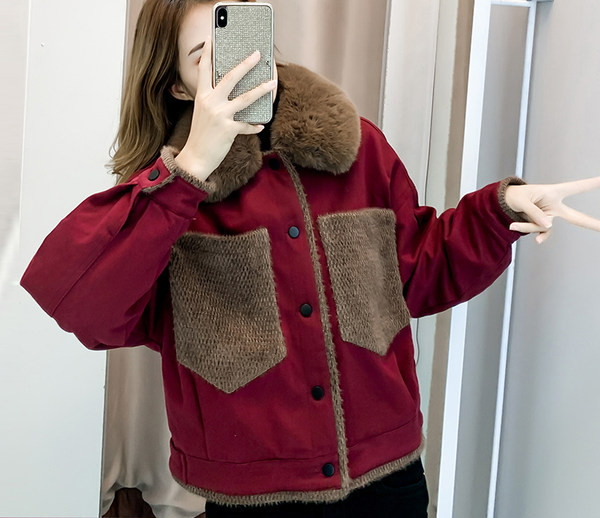 Női kabát meleg béléssel és pehelygallérral