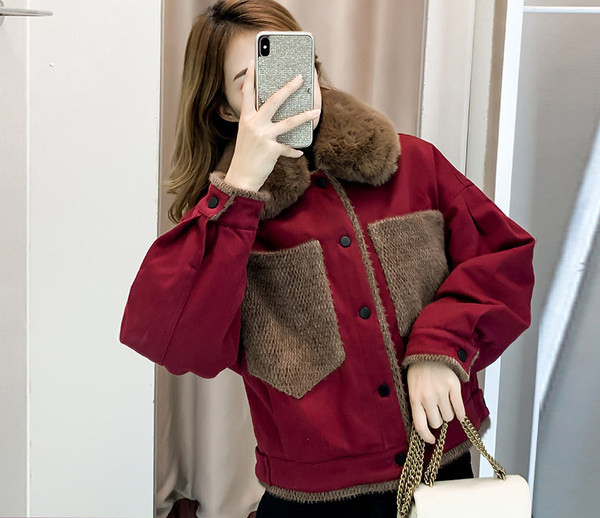 Női kabát meleg béléssel és pehelygallérral