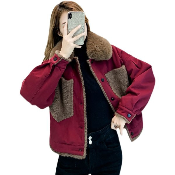 Női kabát meleg béléssel és pehelygallérral