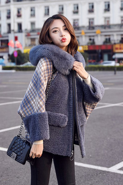 Jachetă de damă scurtă în carouri cu puf