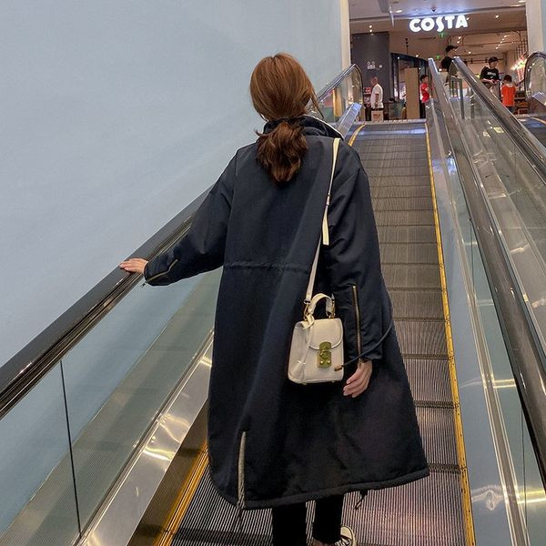 Modern női hosszú kabát meleg béléssel és derékkötővel