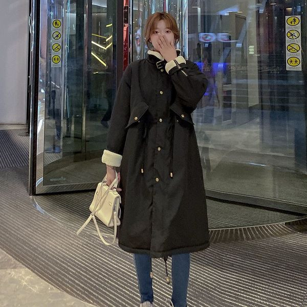 Modern női hosszú kabát meleg béléssel és derékkötővel