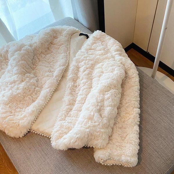 Elegáns pehelykabát gyöngyökkel