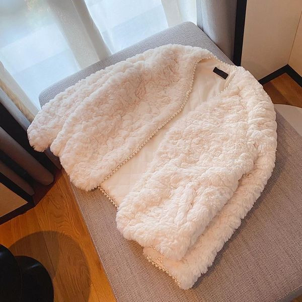 Elegáns pehelykabát gyöngyökkel