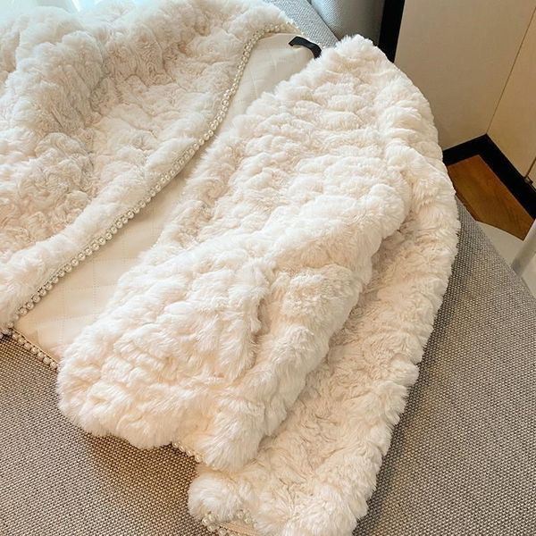 Elegáns pehelykabát gyöngyökkel