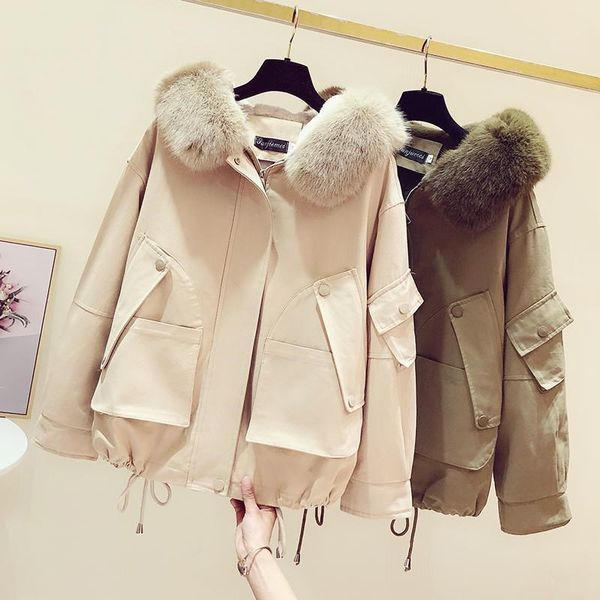 Κοντό γυναικείο μπουφάν με τσέπες και κουκούλα