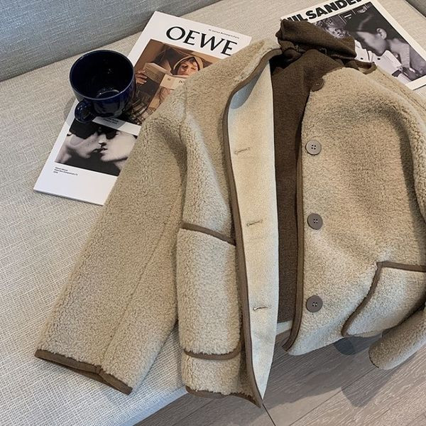 Új modell női kabát zsebekkel és gombokkal - három színben