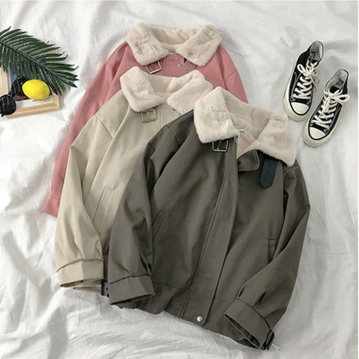 Női kabát vastag bársony béléssel és fém rögzítéssel