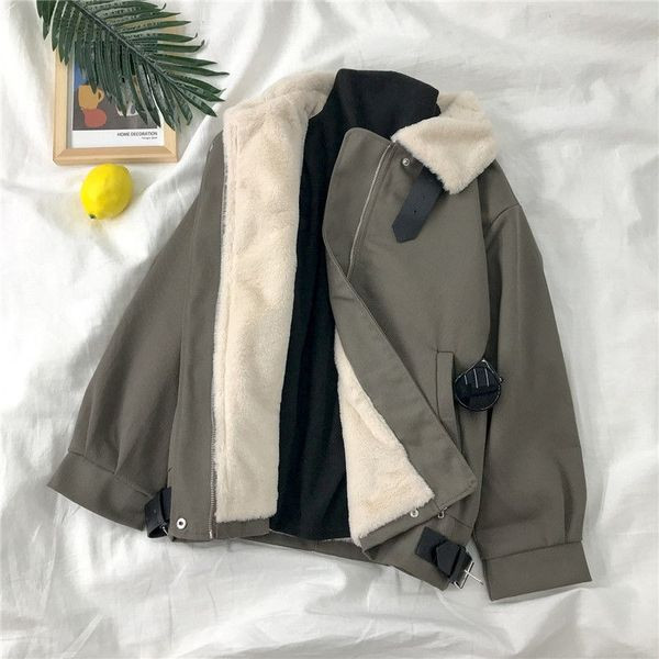 Női kabát vastag bársony béléssel és fém rögzítéssel