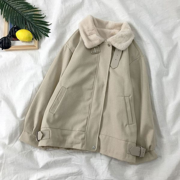 Női kabát vastag bársony béléssel és fém rögzítéssel