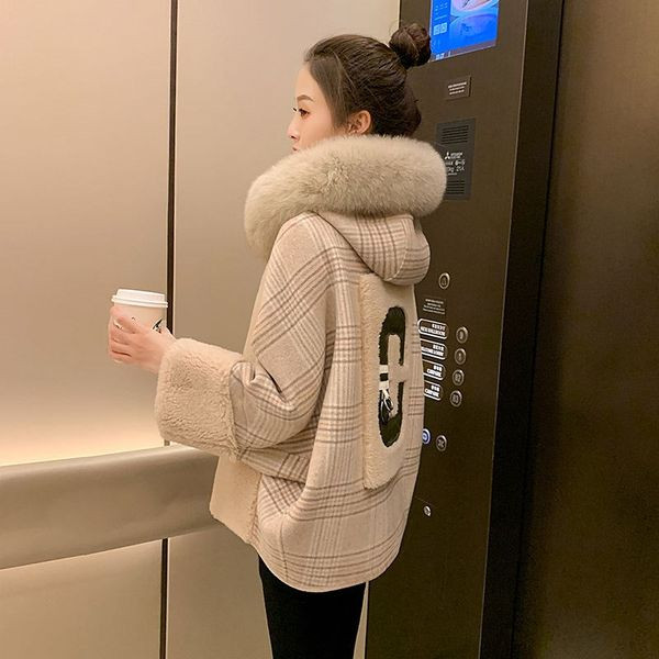 Jachetă în carouri cu glugă în puf pentru femei