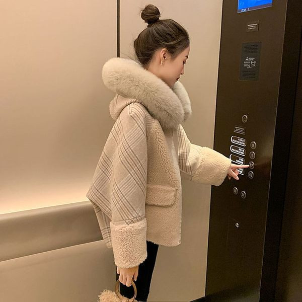 Jachetă în carouri cu glugă în puf pentru femei