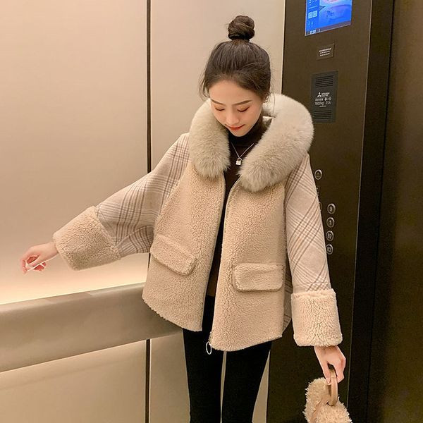 Jachetă în carouri cu glugă în puf pentru femei