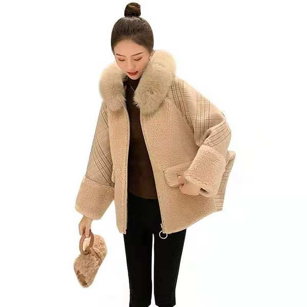 Jachetă în carouri cu glugă în puf pentru femei